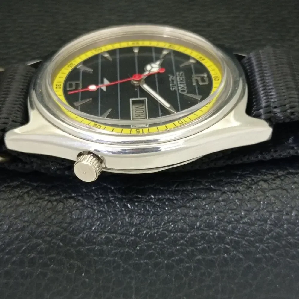 Vintage 1972 Seiko Automatic Mens Silver Watch W/daydate & Yellow accents